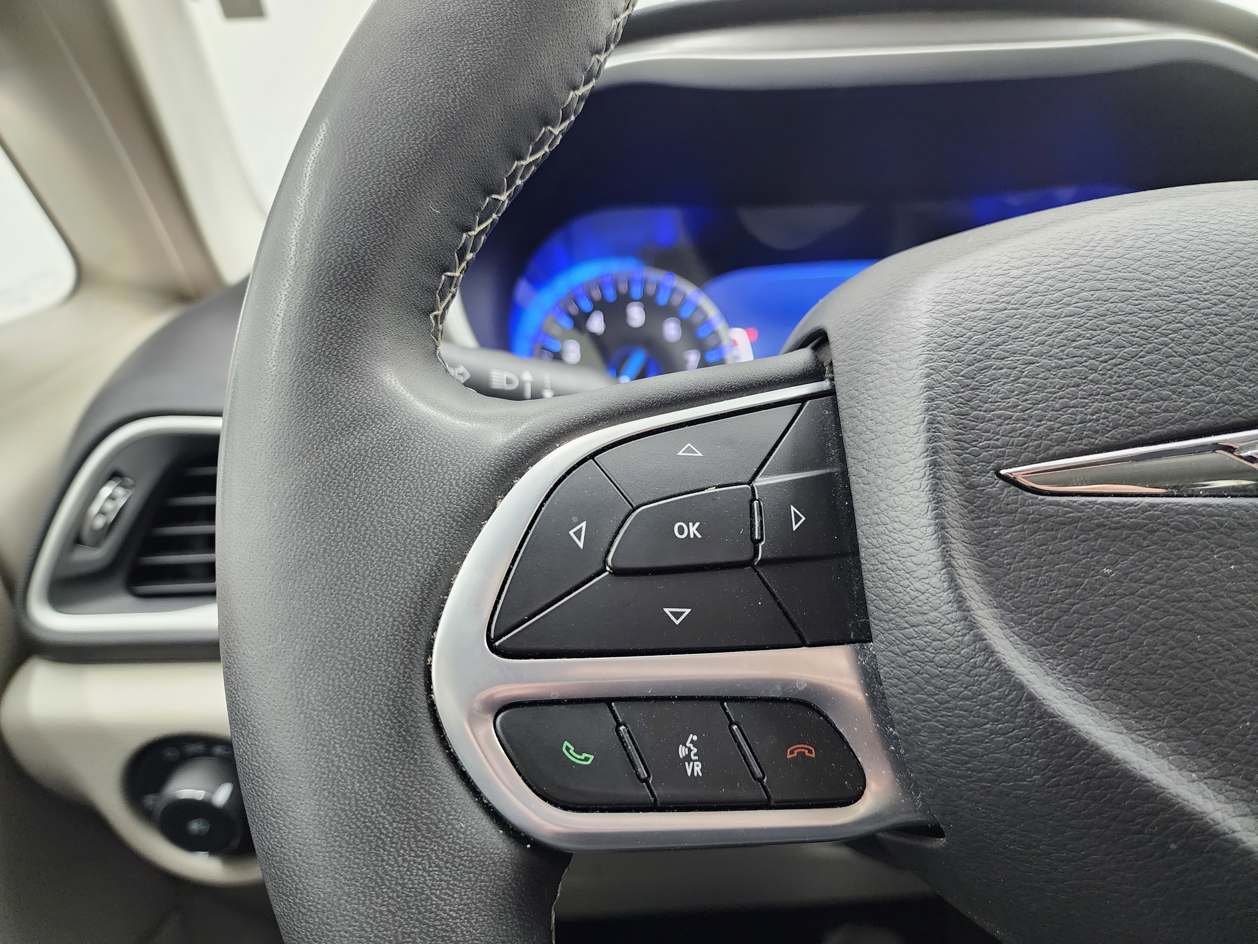 Used 2024 Chrysler Pacifica Touring-L image 15