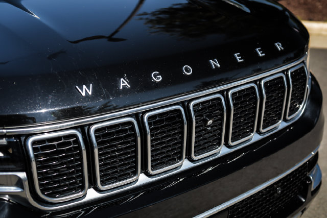 Used 2022 Jeep Wagoneer Series III w/ Premium Group I AWD/4WD image 9