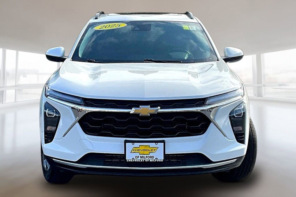 Used 2025 Chevrolet Trax LT w/ Sunroof Package FWD image 2
