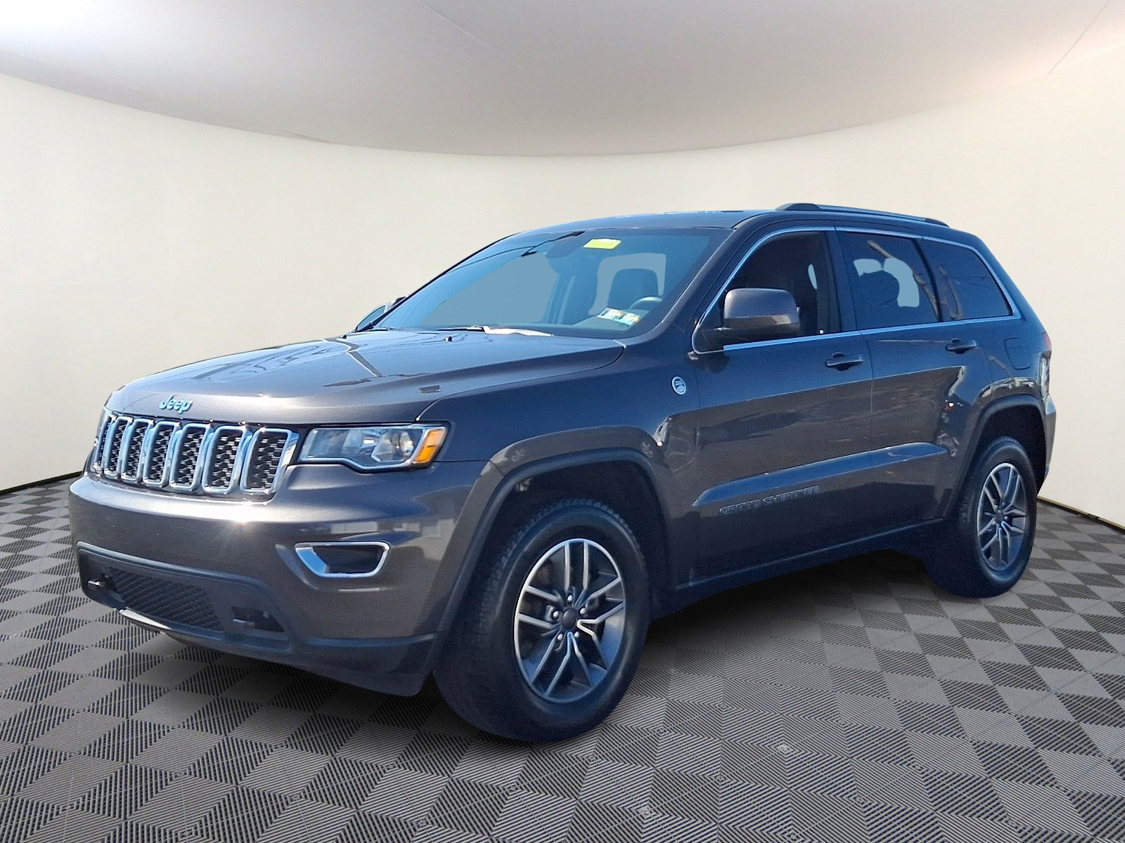 Used 2020 Jeep Grand Cherokee Laredo w/ Quick Order Package 2BN North AWD/4WD image 3