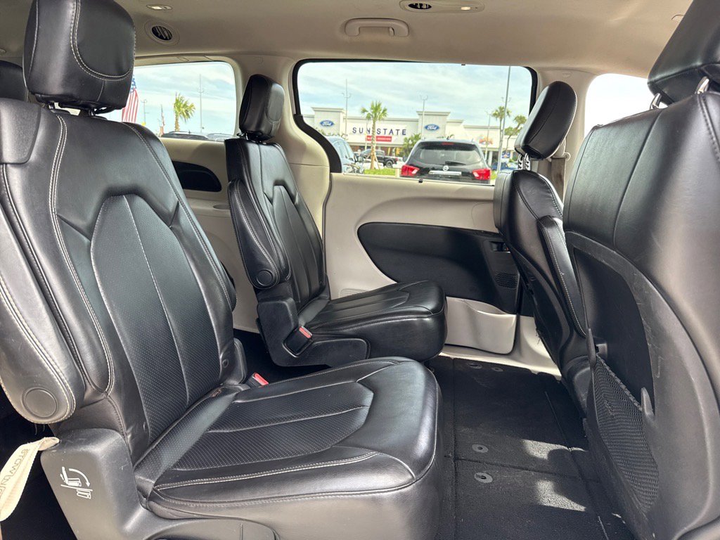 Used 2020 Chrysler Voyager Lxi image 32