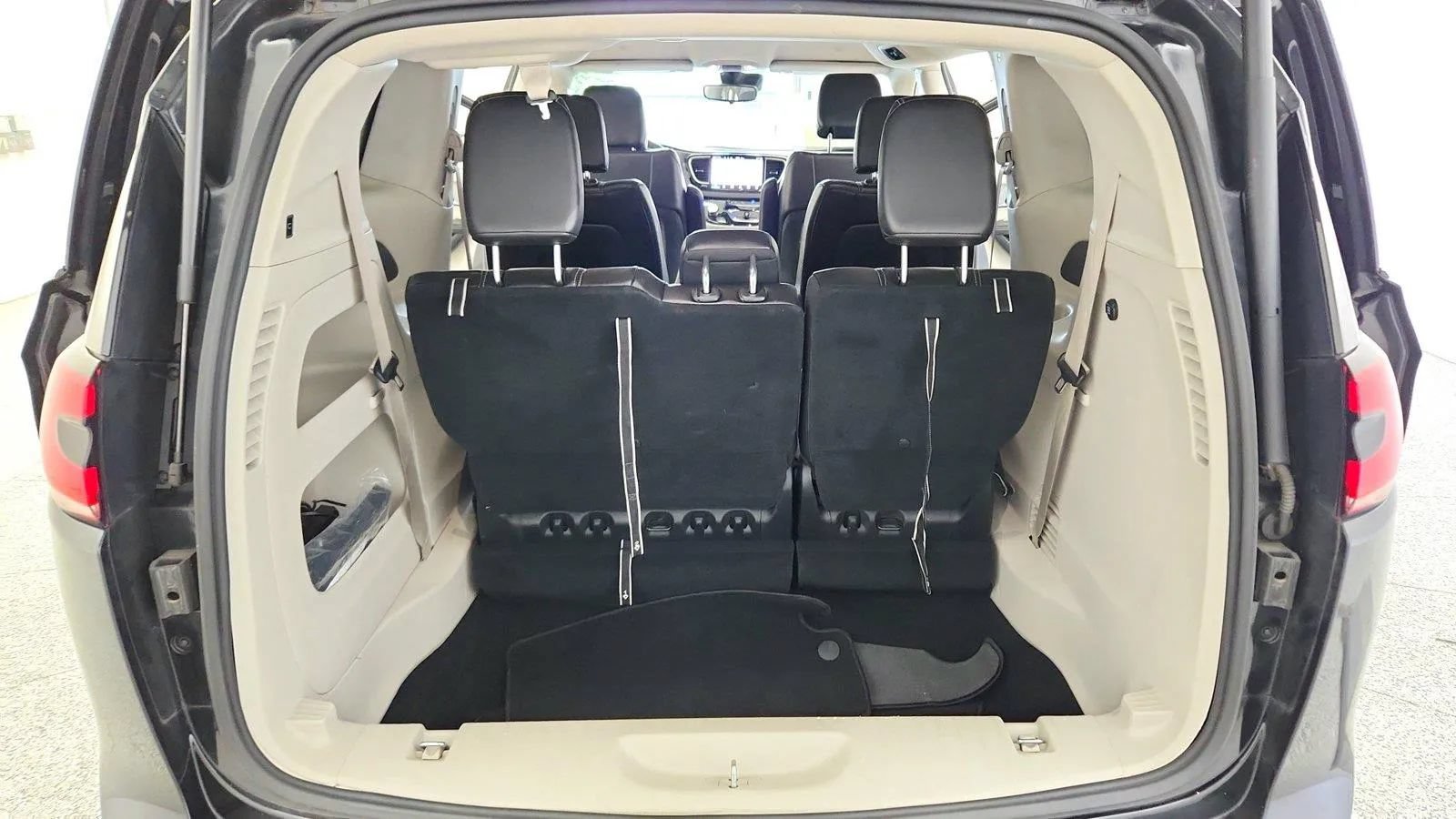 Used 2023 Chrysler Pacifica Touring-L FWD image 40