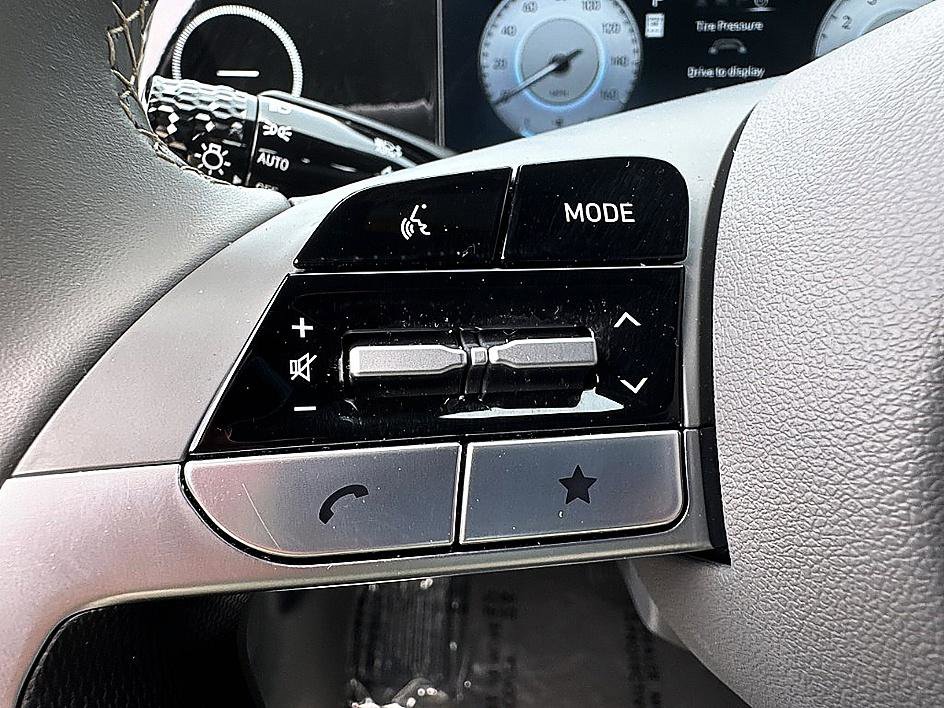 Used 2025 Hyundai Elantra SEL image 17