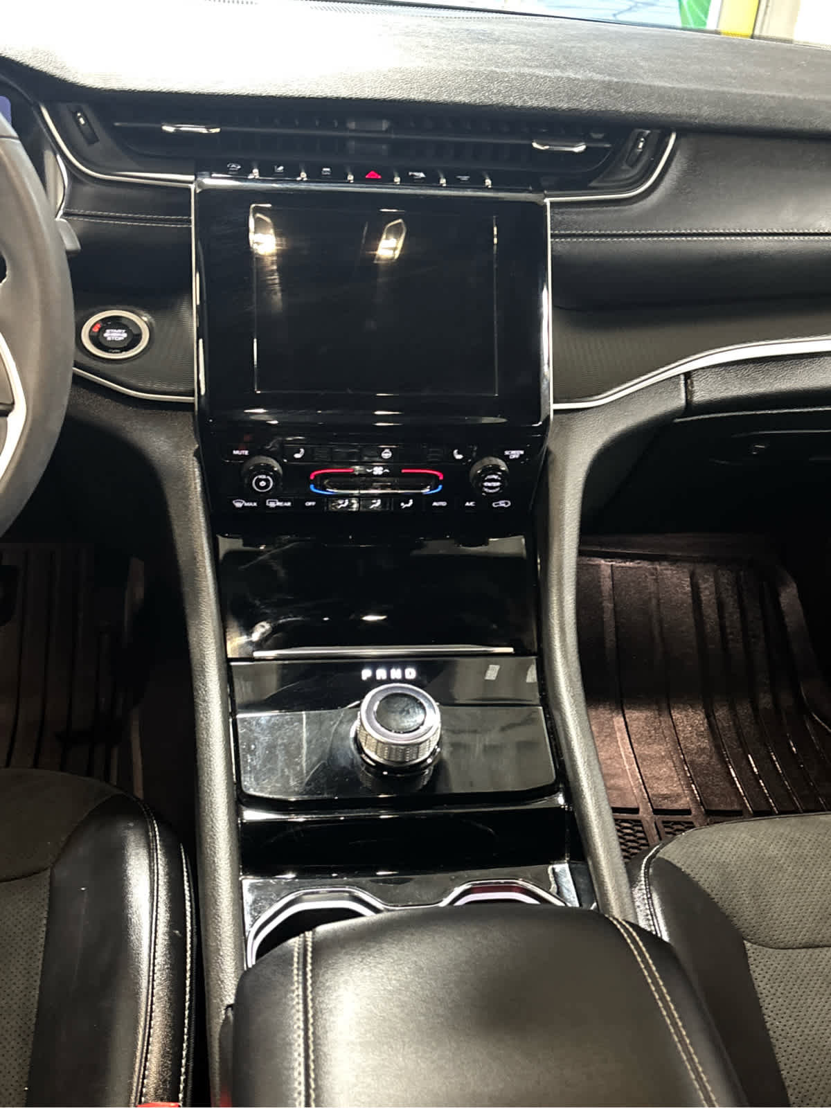 Used 2023 Jeep Grand Cherokee L Laredo image 14