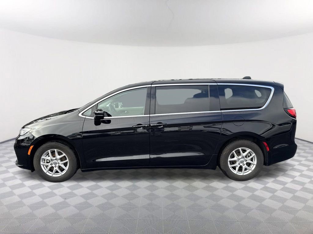 Used 2024 Chrysler Pacifica Touring-L image 8