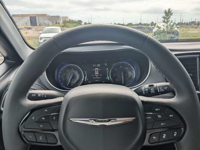 Used 2025 Chrysler Pacifica Limited FWD image 28