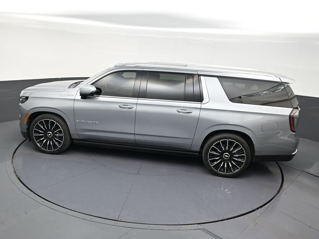Used 2025 Chevrolet Suburban High Country AWD/4WD image 13