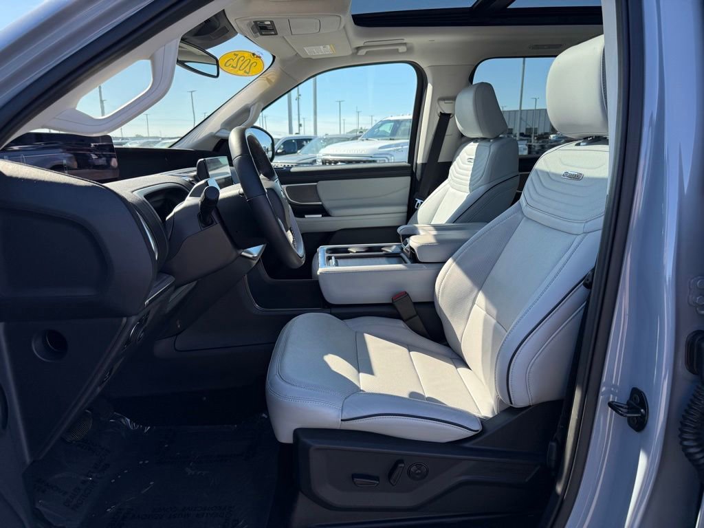 Used 2025 Ford Expedition Max Platinum w/ Platinum Ultimate Package AWD/4WD image 5