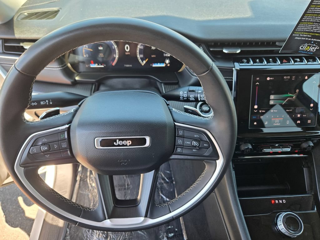 Used 2023 Jeep Grand Cherokee Laredo AWD/4WD image 21