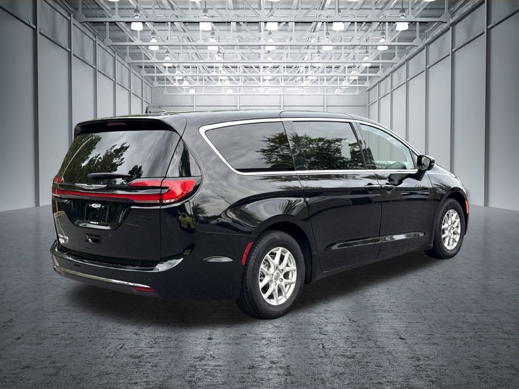 Used 2024 Chrysler Pacifica Touring-L FWD image 9