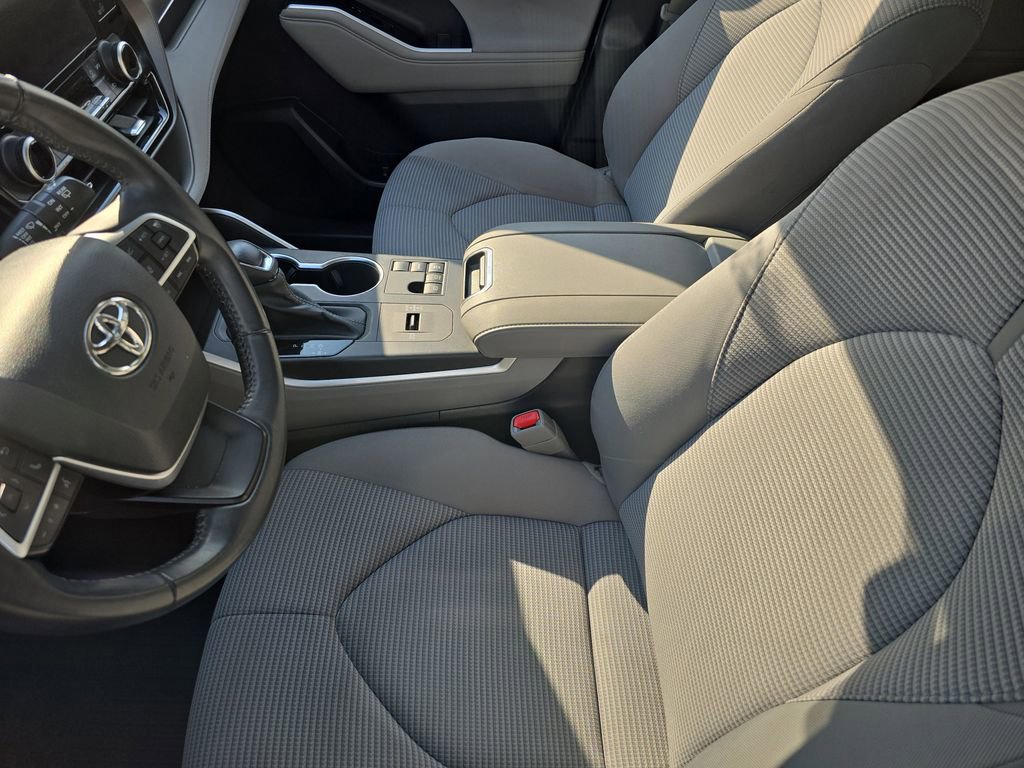 Used 2023 Toyota Highlander LE FWD image 18