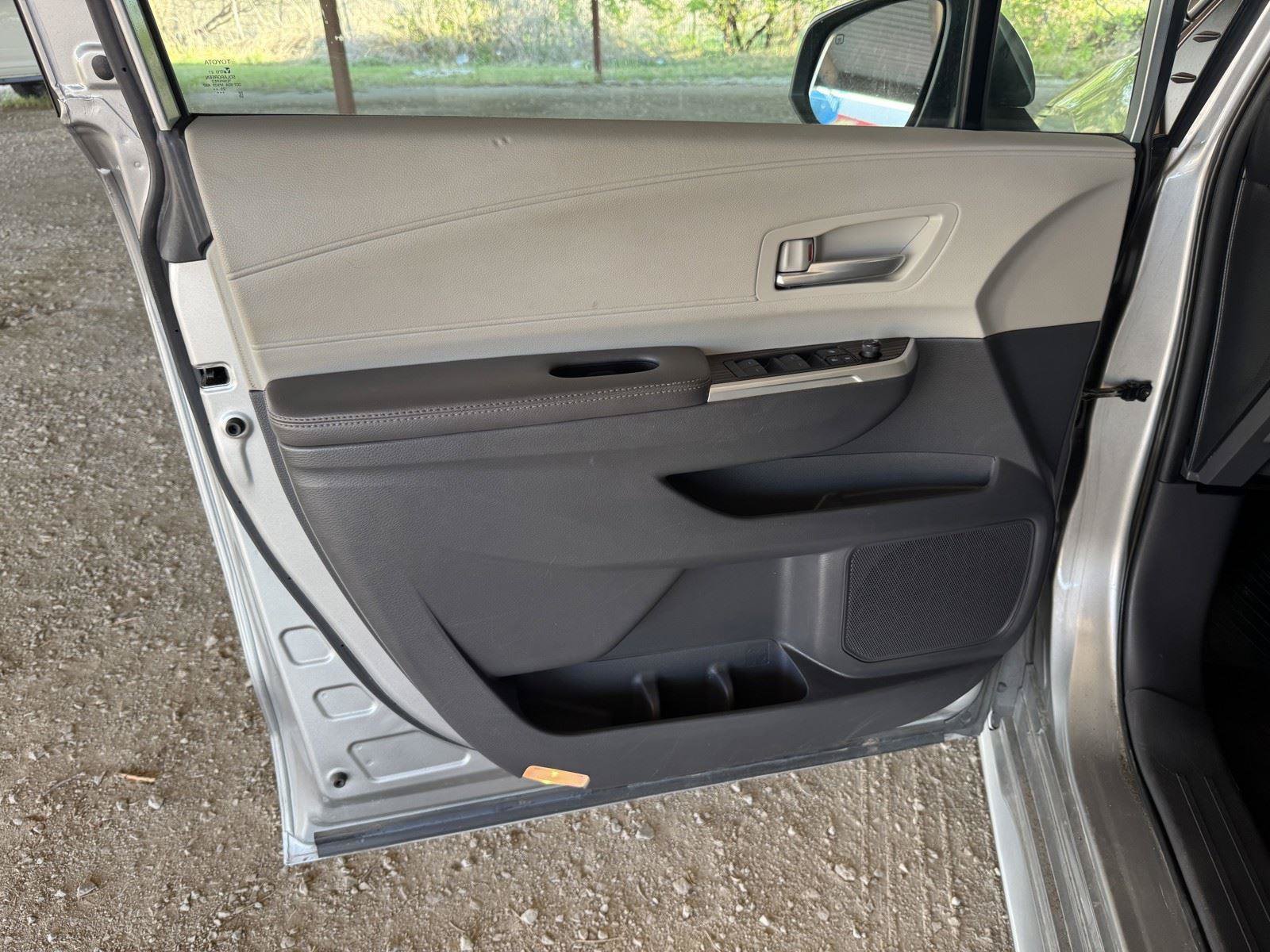 Used 2024 Toyota Sienna XLE FWD image 23
