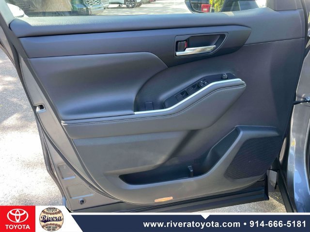 Used 2024 Toyota Highlander XLE AWD/4WD image 17