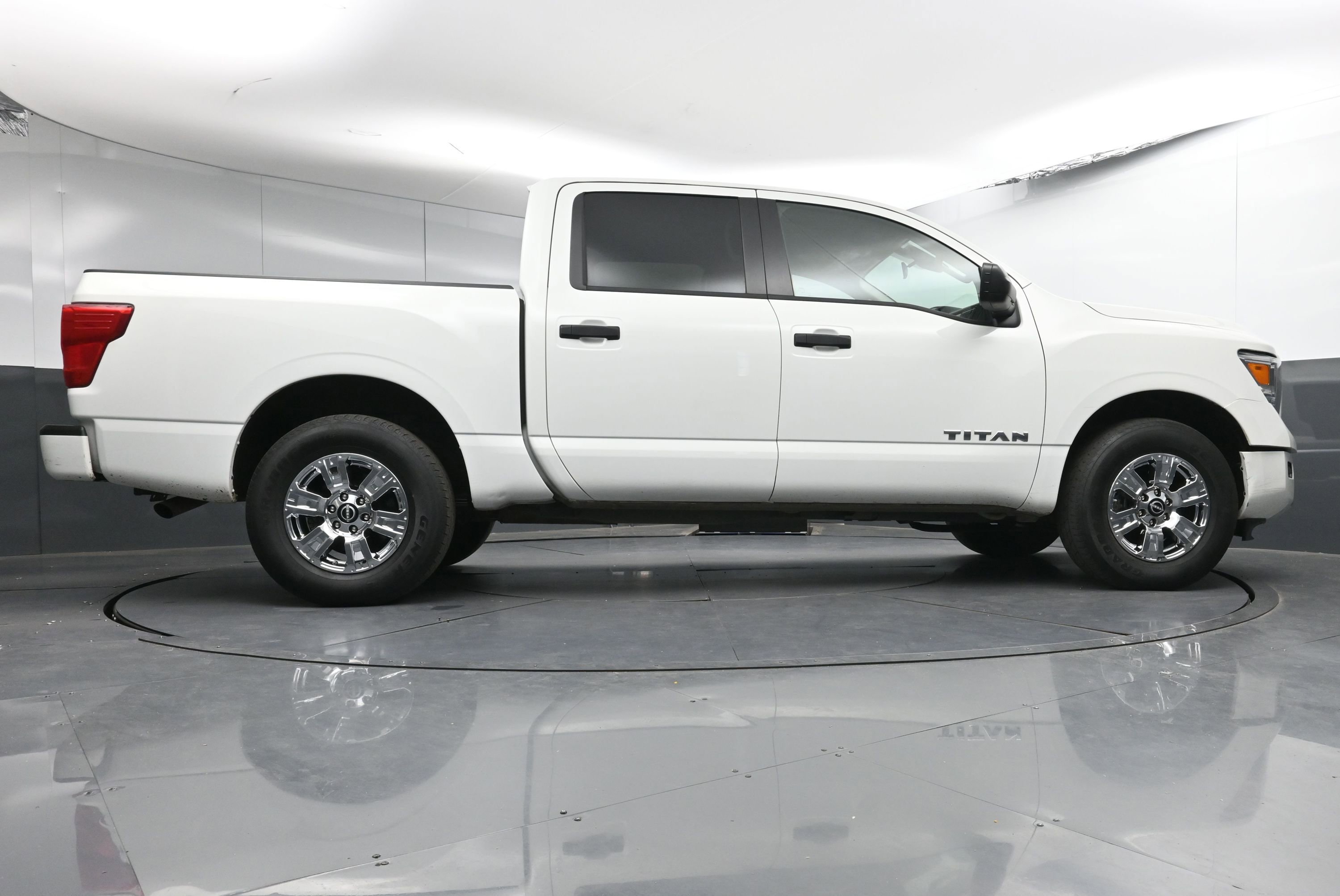 Used 2024 Nissan Titan SV w/ Accessory Utility Package image 25