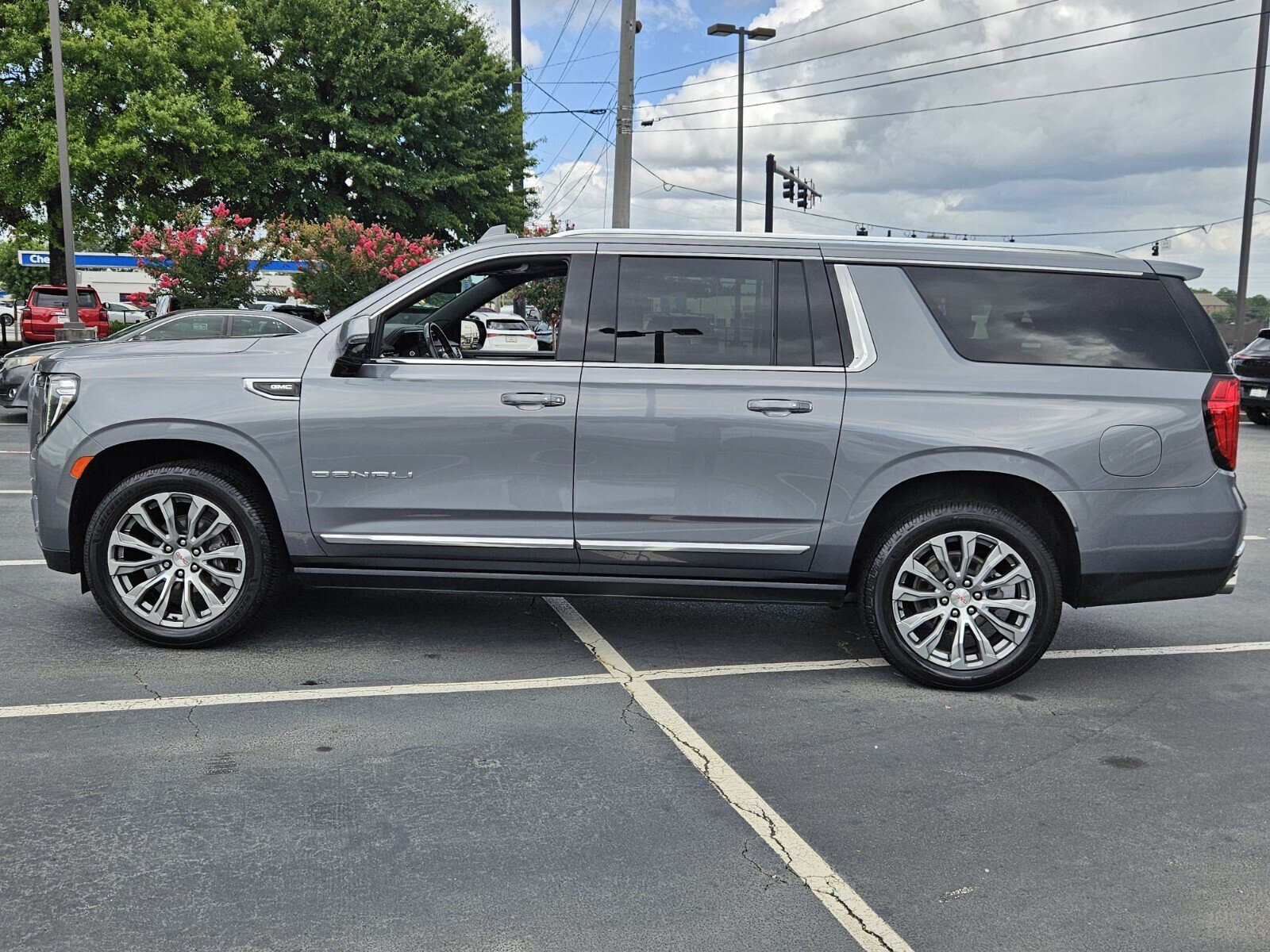 Used 2022 GMC Yukon XL Denali AWD/4WD image 9