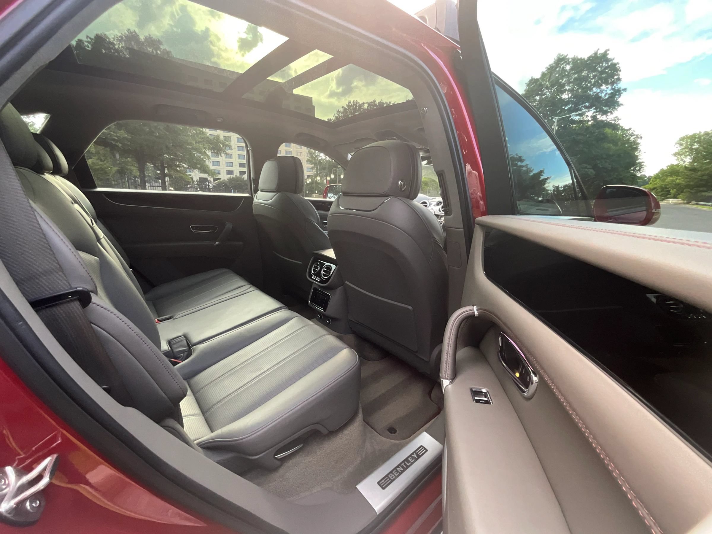 Used 2019 Bentley Bentayga AWD/4WD image 14