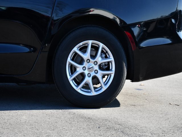 Used 2024 Chrysler Pacifica Touring-L image 11