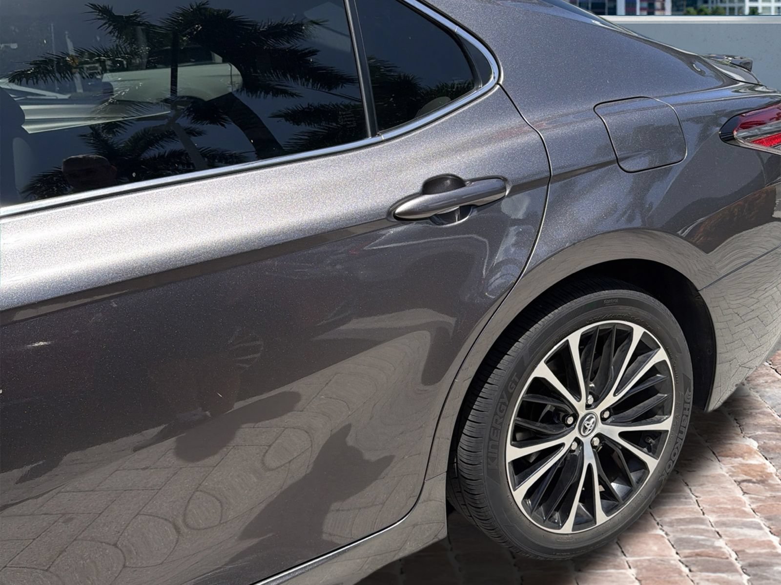 Used 2018 Toyota Camry SE w/ Moonroof Package FWD image 6
