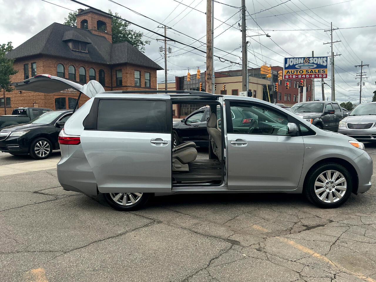 Used 2017 Toyota Sienna LE image 9