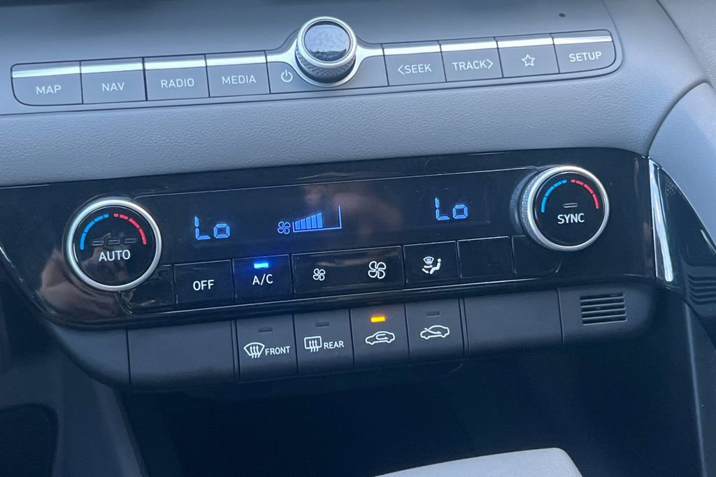 Used 2024 Hyundai Elantra Blue FWD image 21