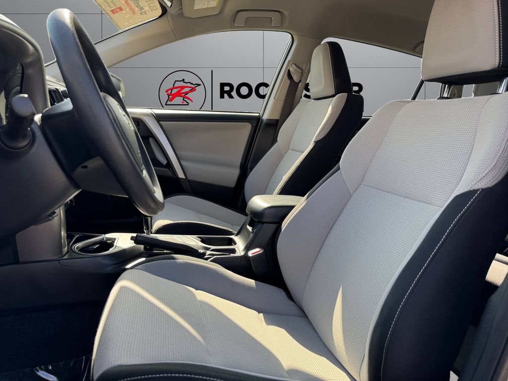 Used 2018 Toyota RAV4 LE AWD/4WD image 10