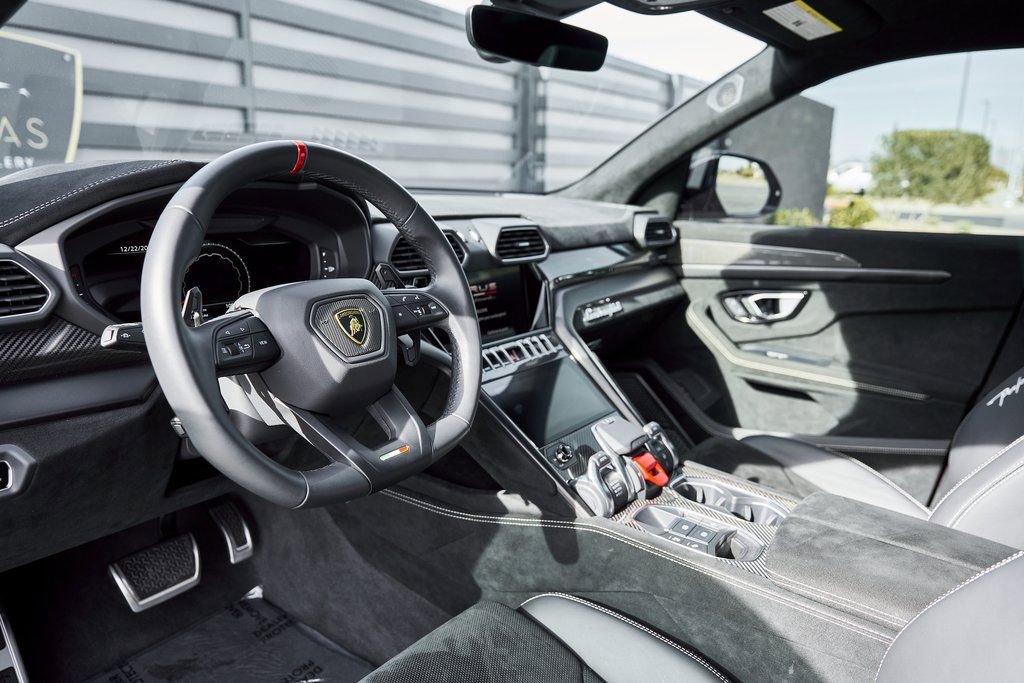 Used 2024 Lamborghini Urus Performante AWD/4WD image 2