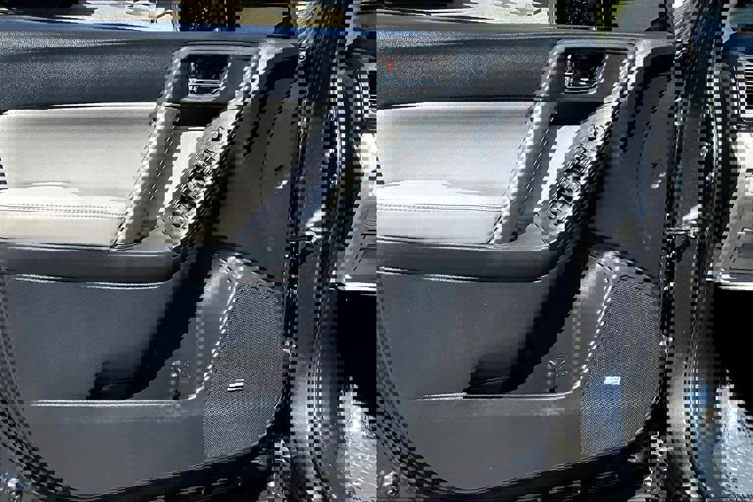 Used 2015 Subaru Forester 2.5i Touring w/ Eyesight & Navigation System image 21