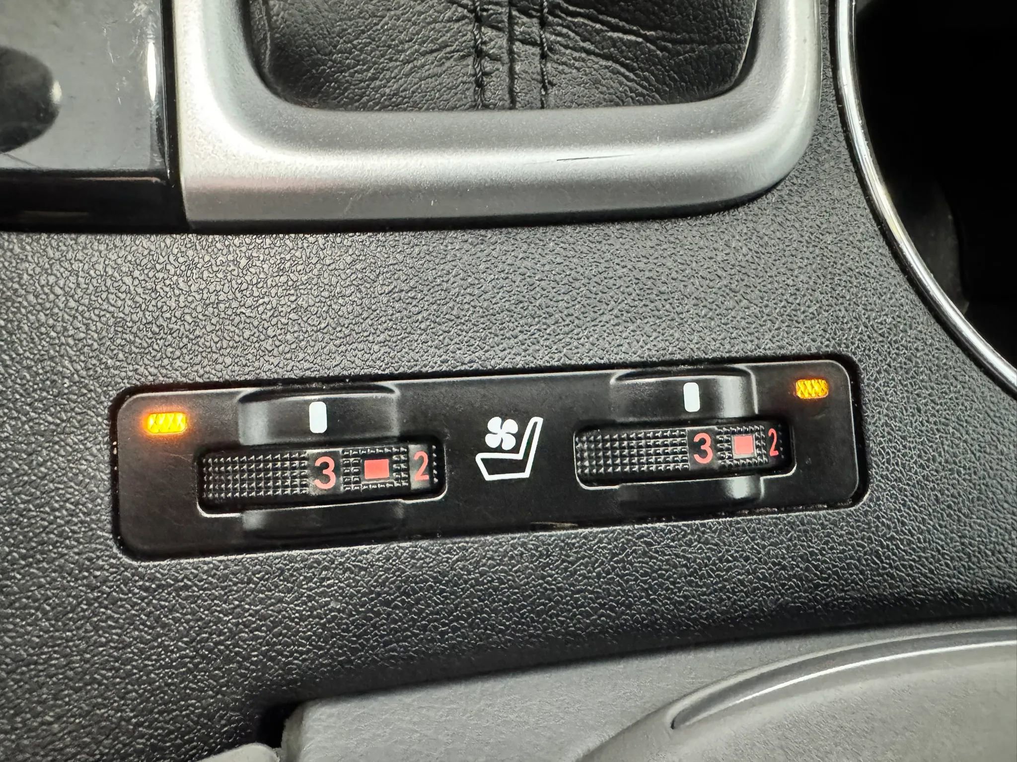 Used 2016 Toyota Highlander Limited AWD/4WD image 40
