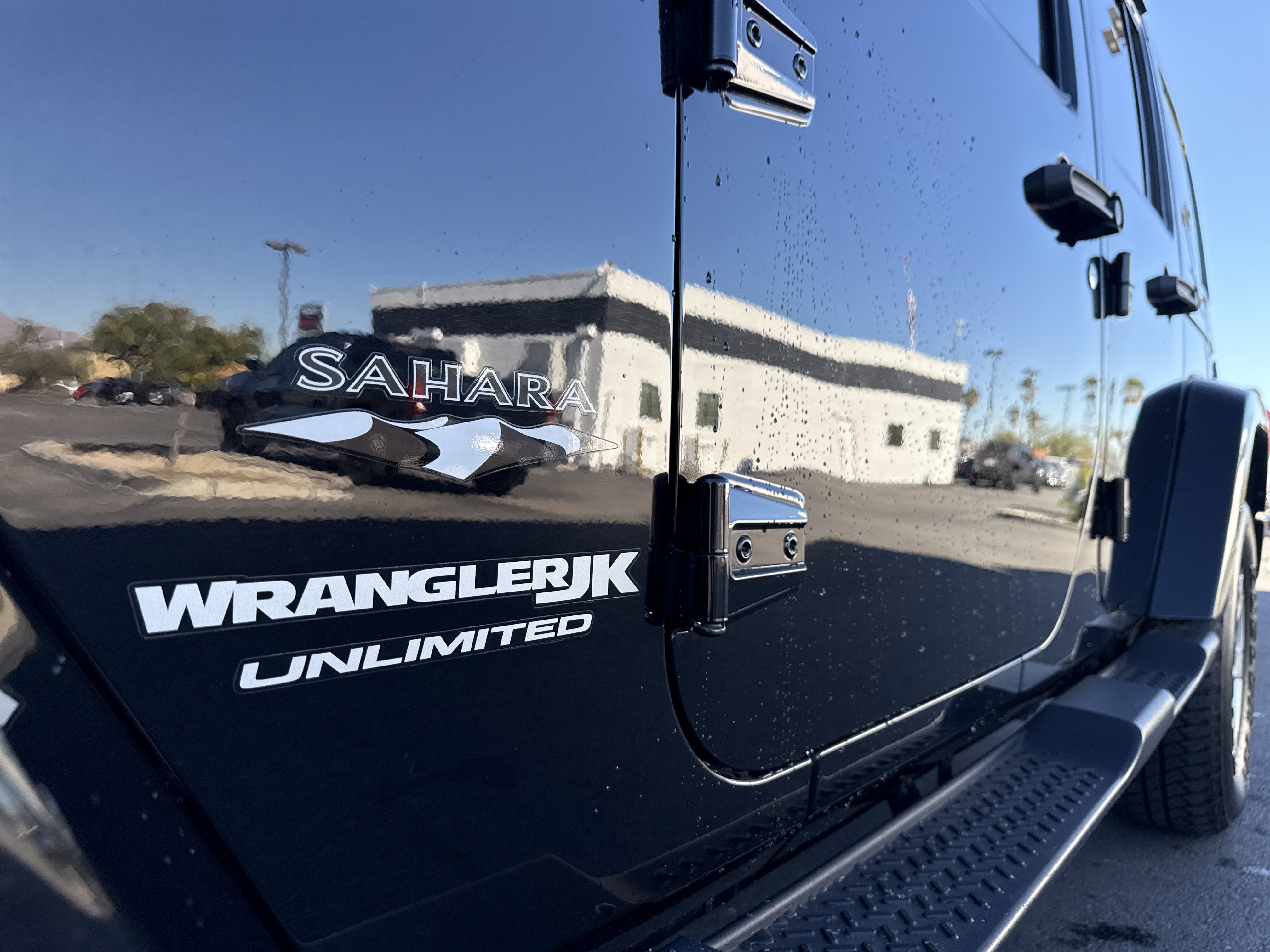 Used 2018 Jeep Wrangler Unlimited Sahara w/ Connectivity Group image 4