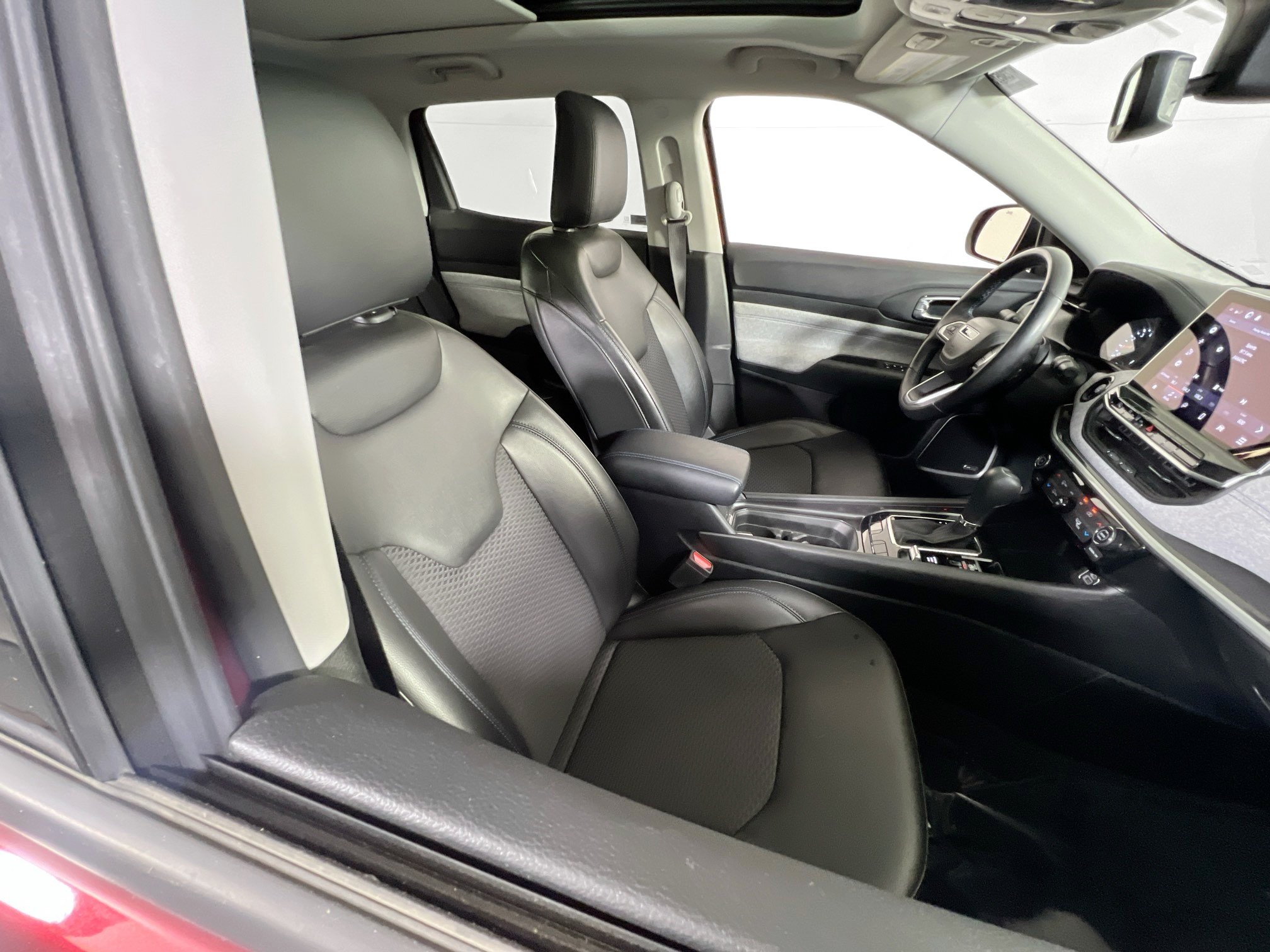 Used 2022 Jeep Compass Latitude w/ Sun and Sound Group AWD/4WD image 25