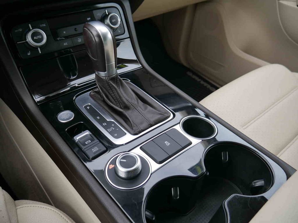 Used 2017 Volkswagen Touareg Sport image 31