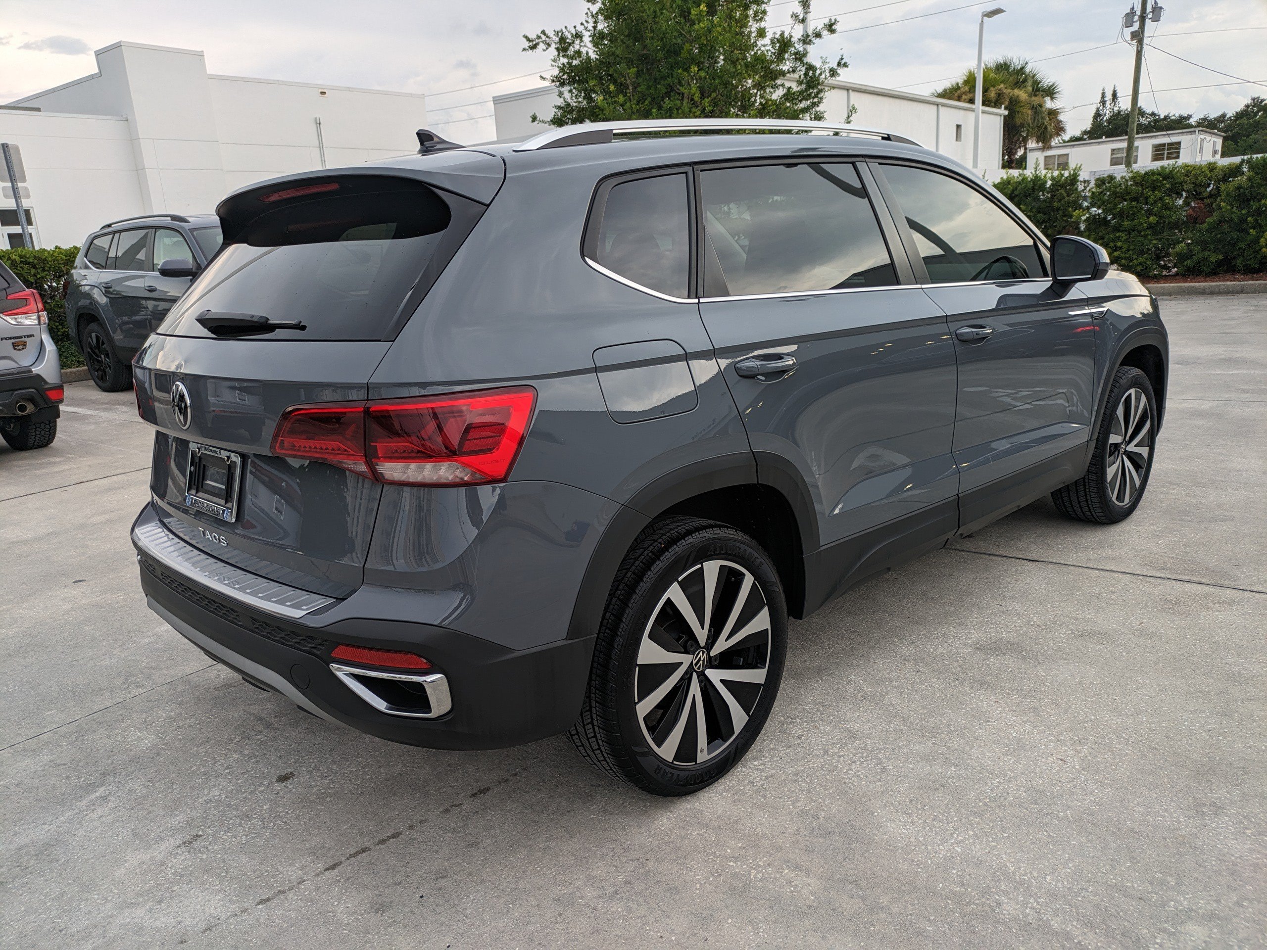 Certified 2024 Volkswagen Taos SE FWD image 4