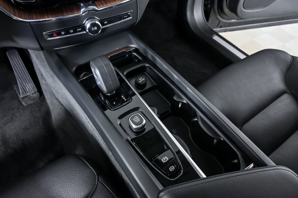 Certified 2023 Volvo XC60 B5 Plus w/ Climate Package image 18