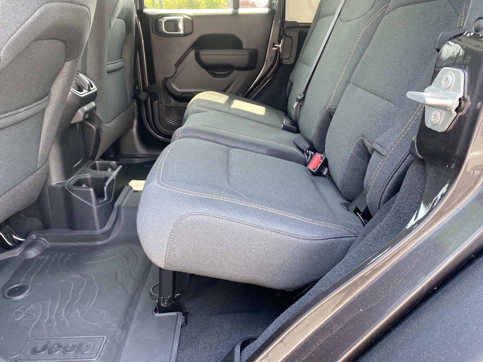 Used 2025 Jeep Wrangler Willys AWD/4WD image 18