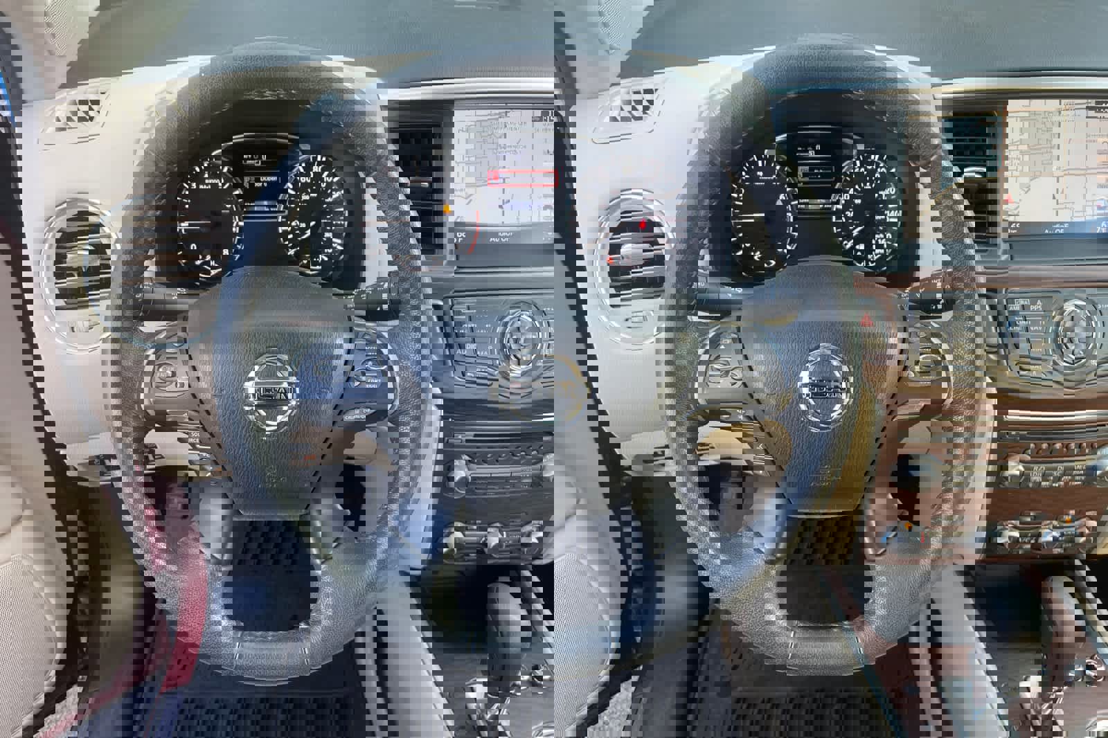 Used 2017 Nissan Pathfinder Platinum image 14