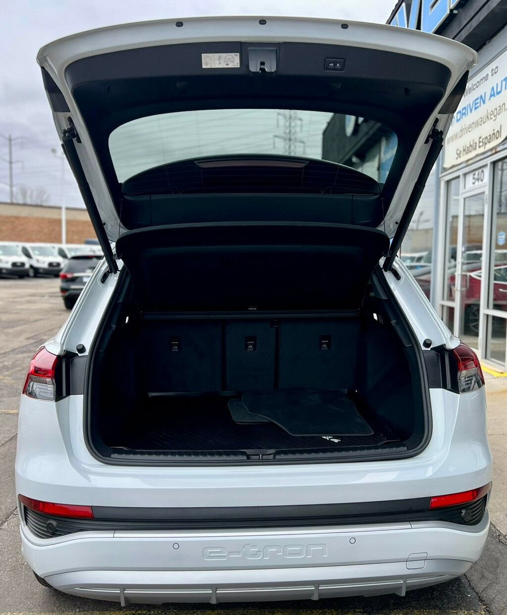 Used 2024 Audi Q4 e-tron Premium Plus w/ Premium Plus image 8