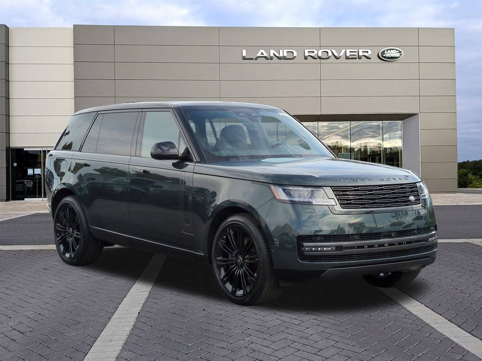 New 2025 Land Rover Range Rover Long Wheelbase SE image 3