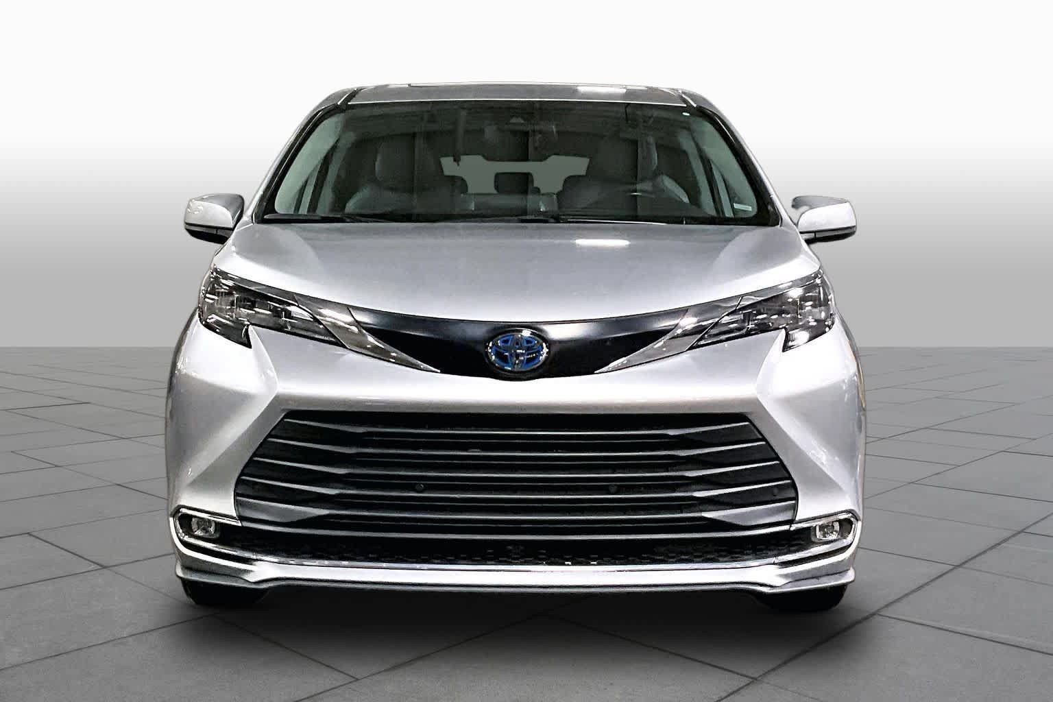 Used 2024 Toyota Sienna XLE FWD image 4