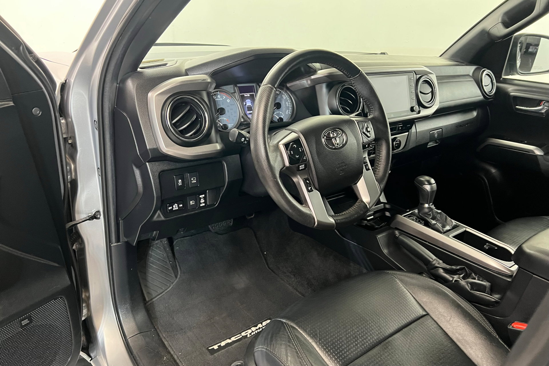 Used 2021 Toyota Tacoma Limited image 16