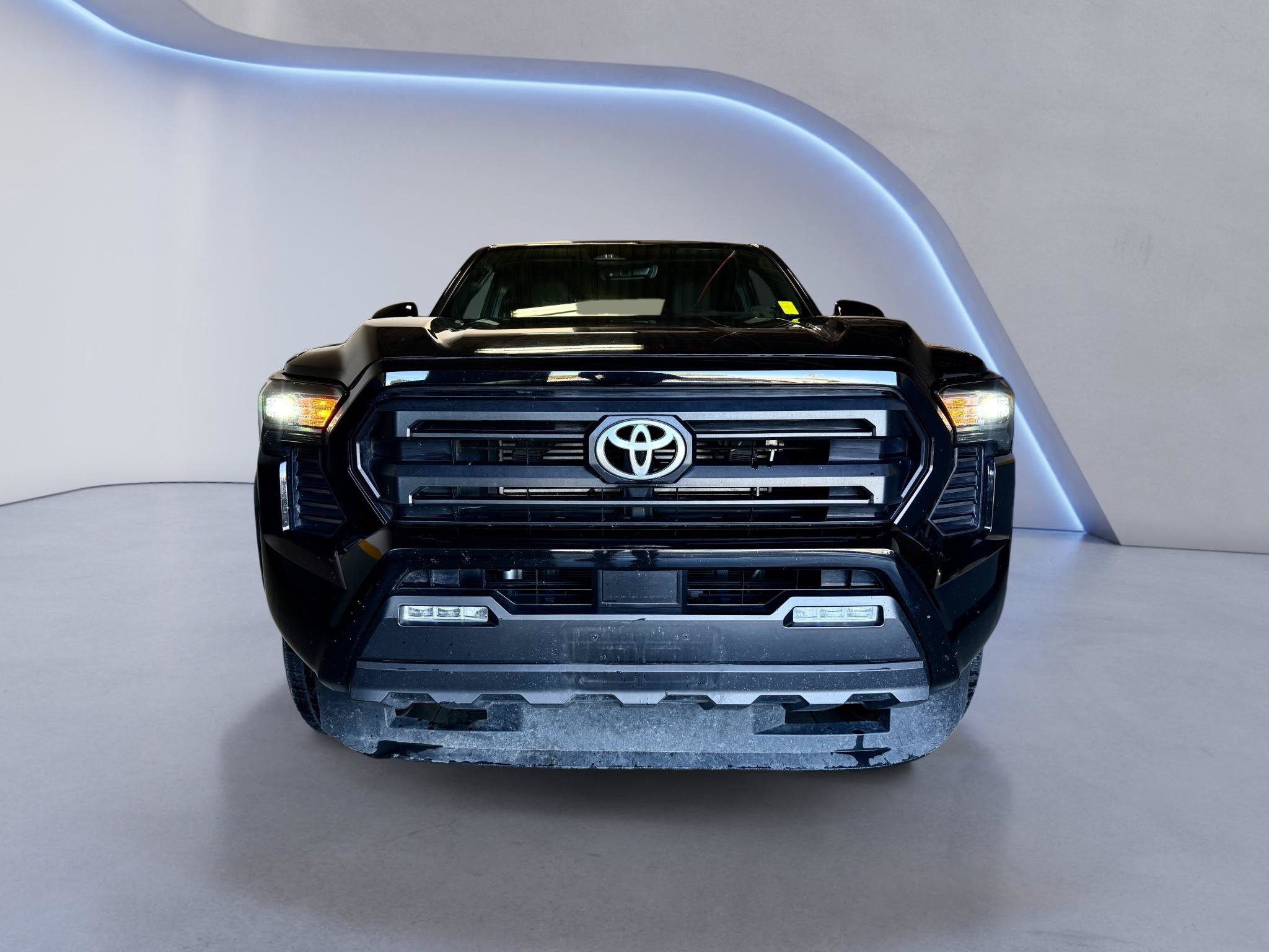 Used 2024 Toyota Tacoma SR5 AWD/4WD image 2