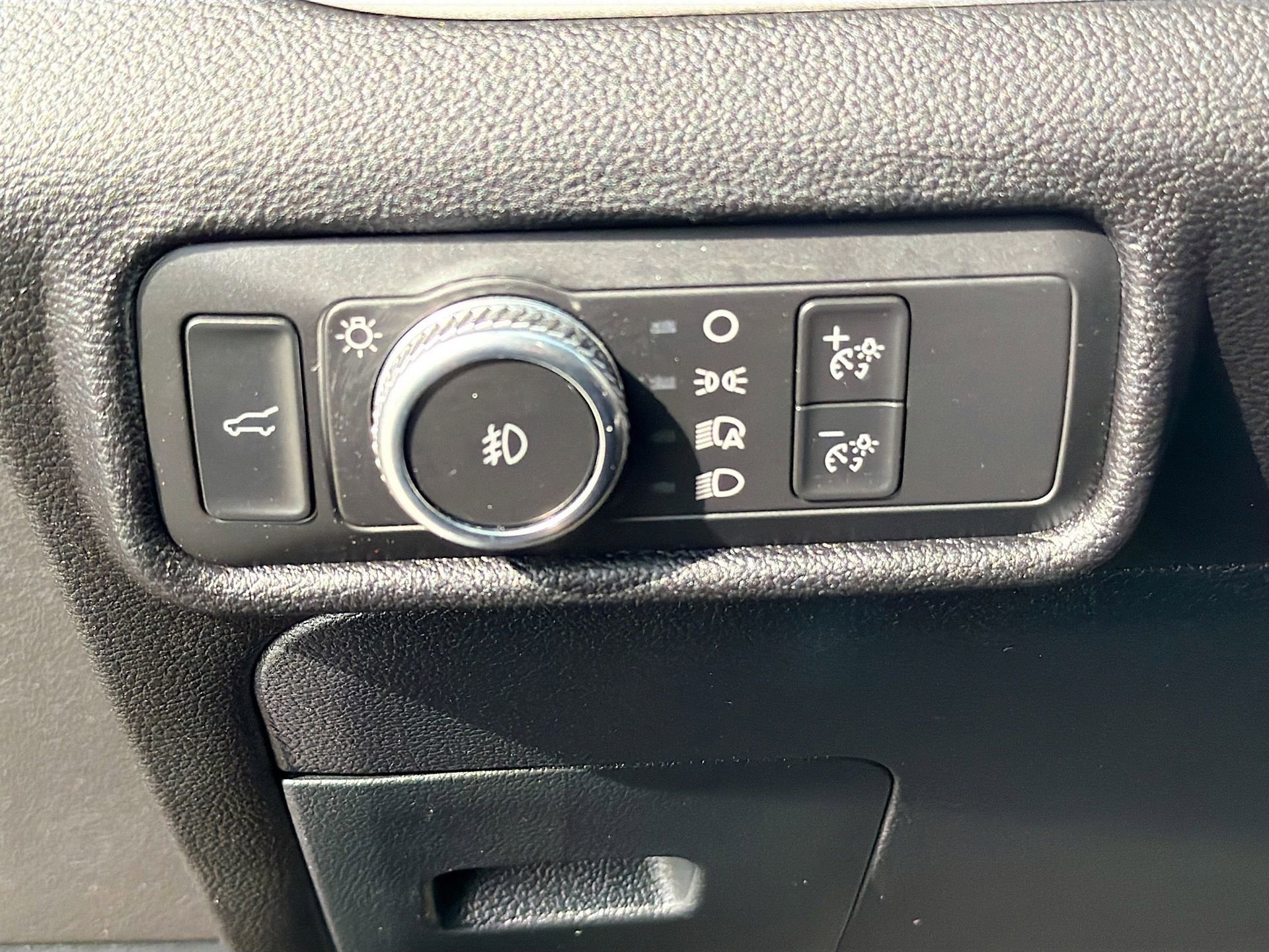 Used 2021 Ford Explorer XLT w/ Equipment Group 202A RWD image 13