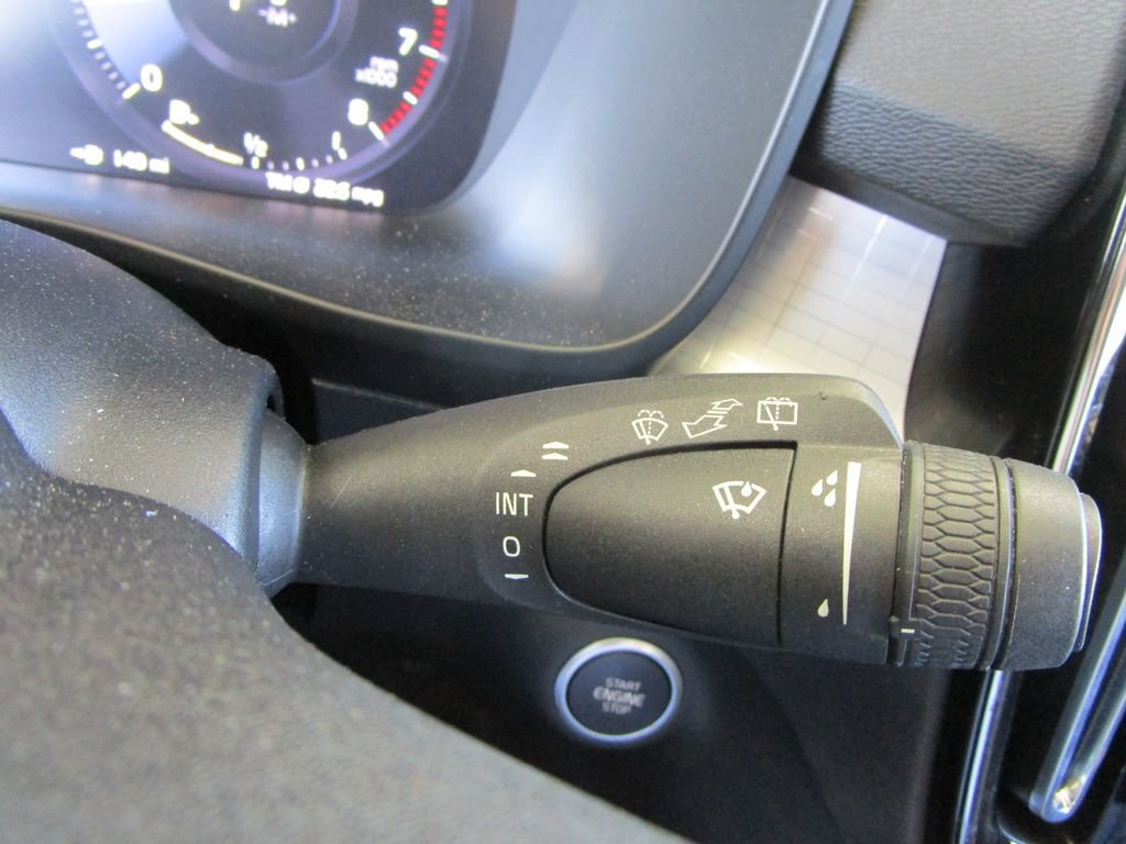 Used 2022 Volvo XC40 T5 Momentum AWD/4WD image 29