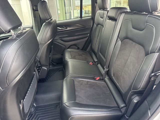 Used 2023 Jeep Grand Cherokee Altitude image 41