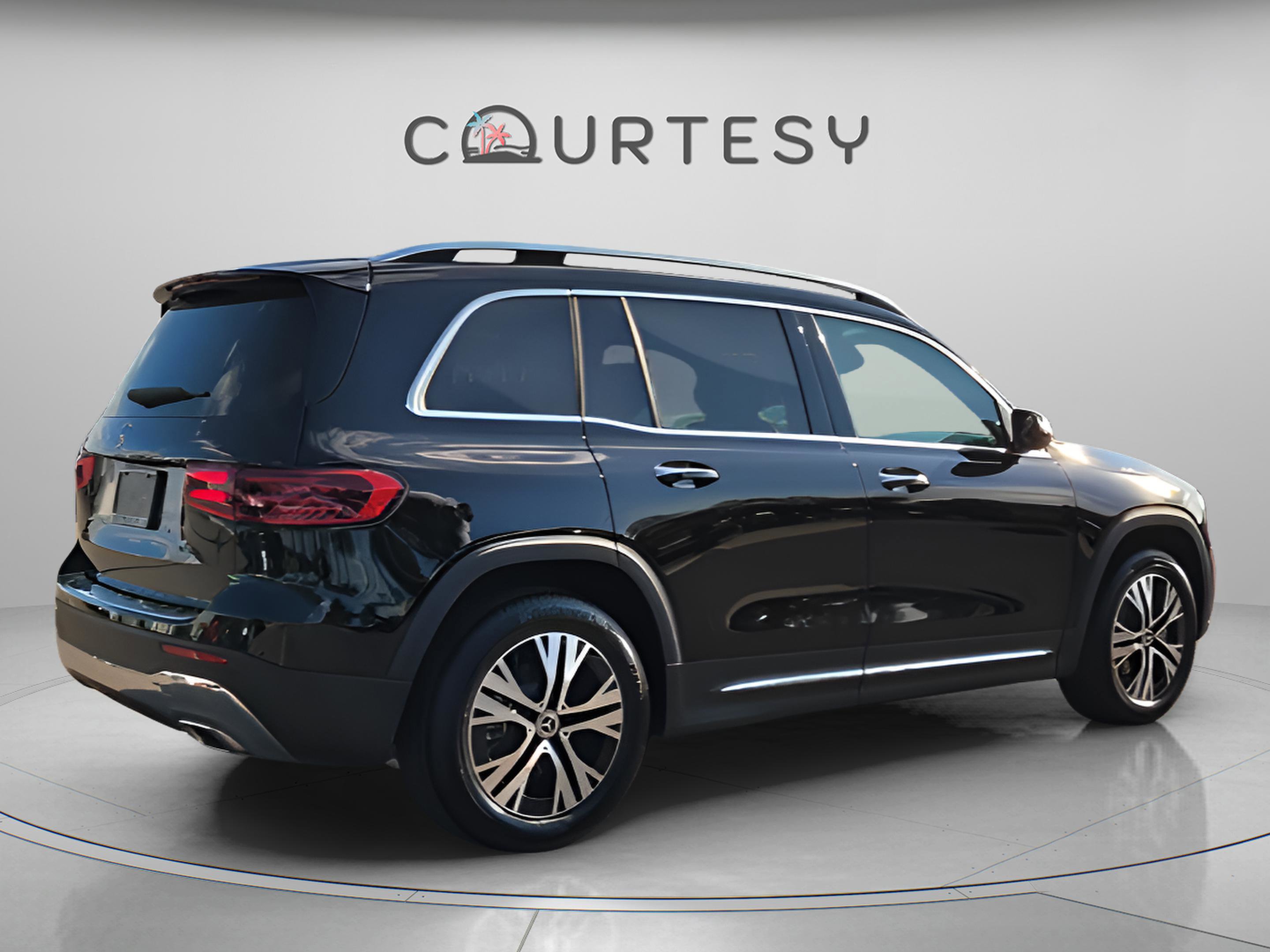 Used 2024 Mercedes-Benz GLB 250 w/ Driver Assistance Package image 5