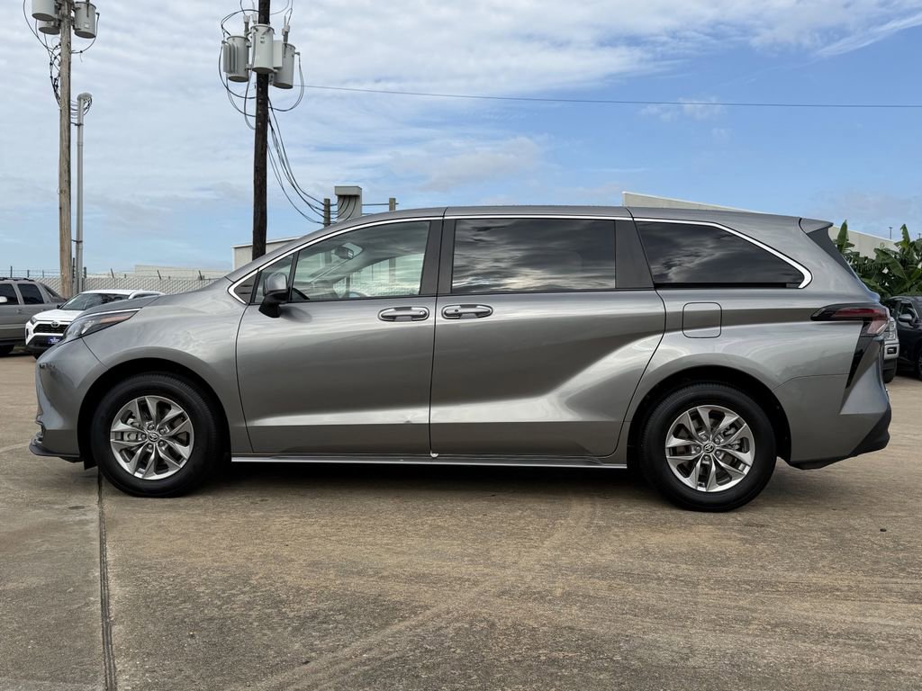 Used 2026 Toyota Sienna LE FWD image 6