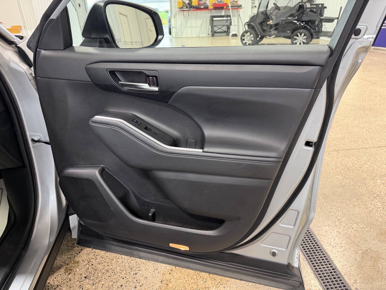 Used 2022 Toyota Highlander XLE AWD/4WD image 10