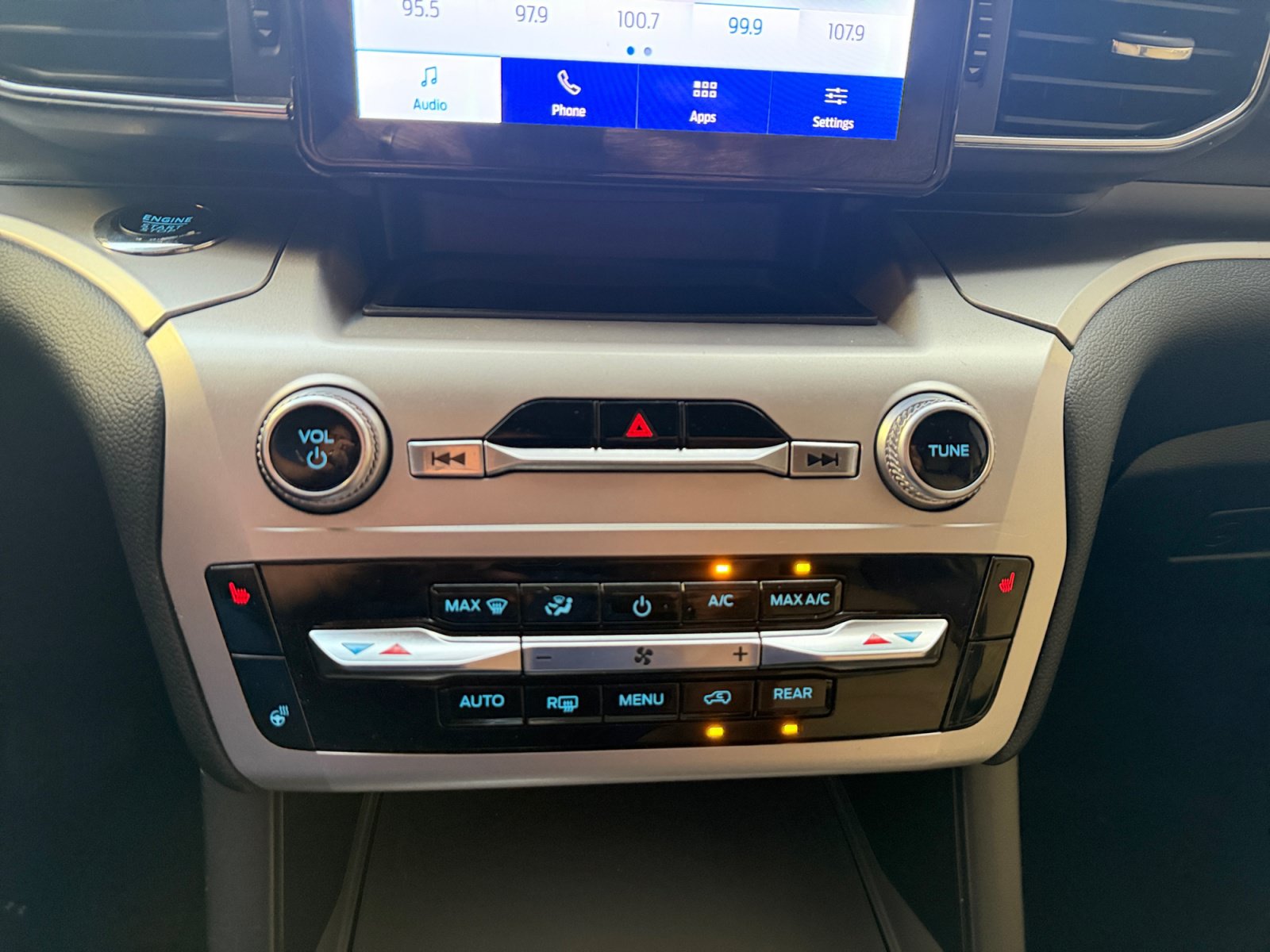 Used 2022 Ford Explorer XLT w/ Equipment Group 202A RWD image 24
