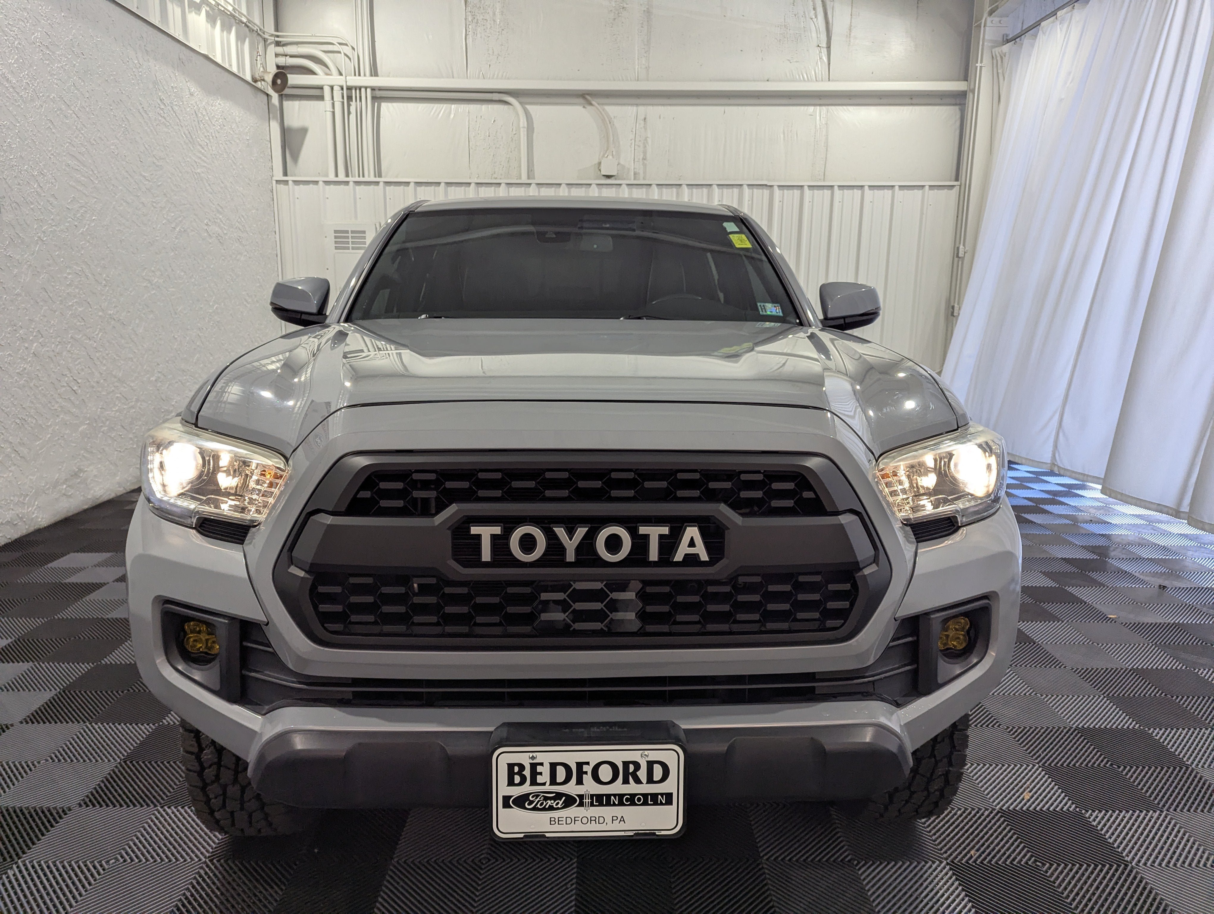 Used 2019 Toyota Tacoma TRD Off-Road AWD/4WD image 4