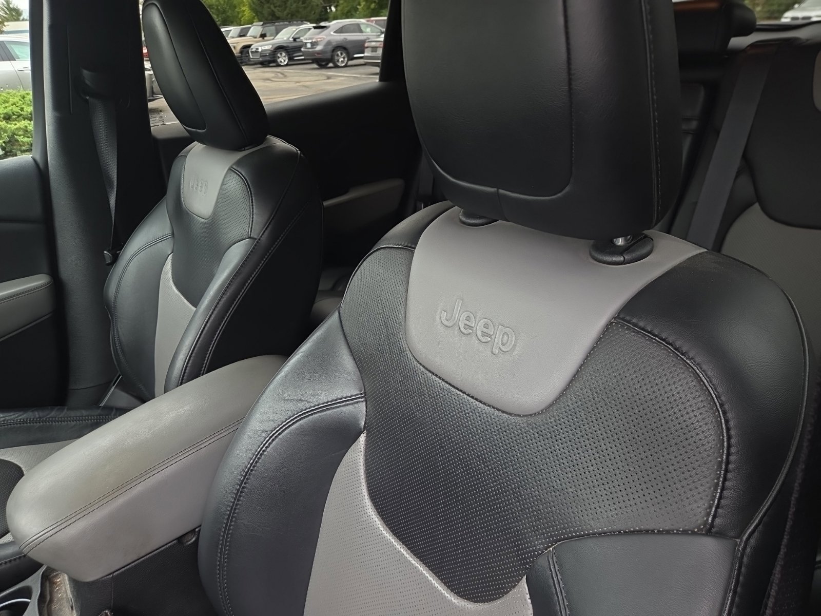 Used 2014 Jeep Cherokee Limited w/ Luxury Group AWD/4WD image 17