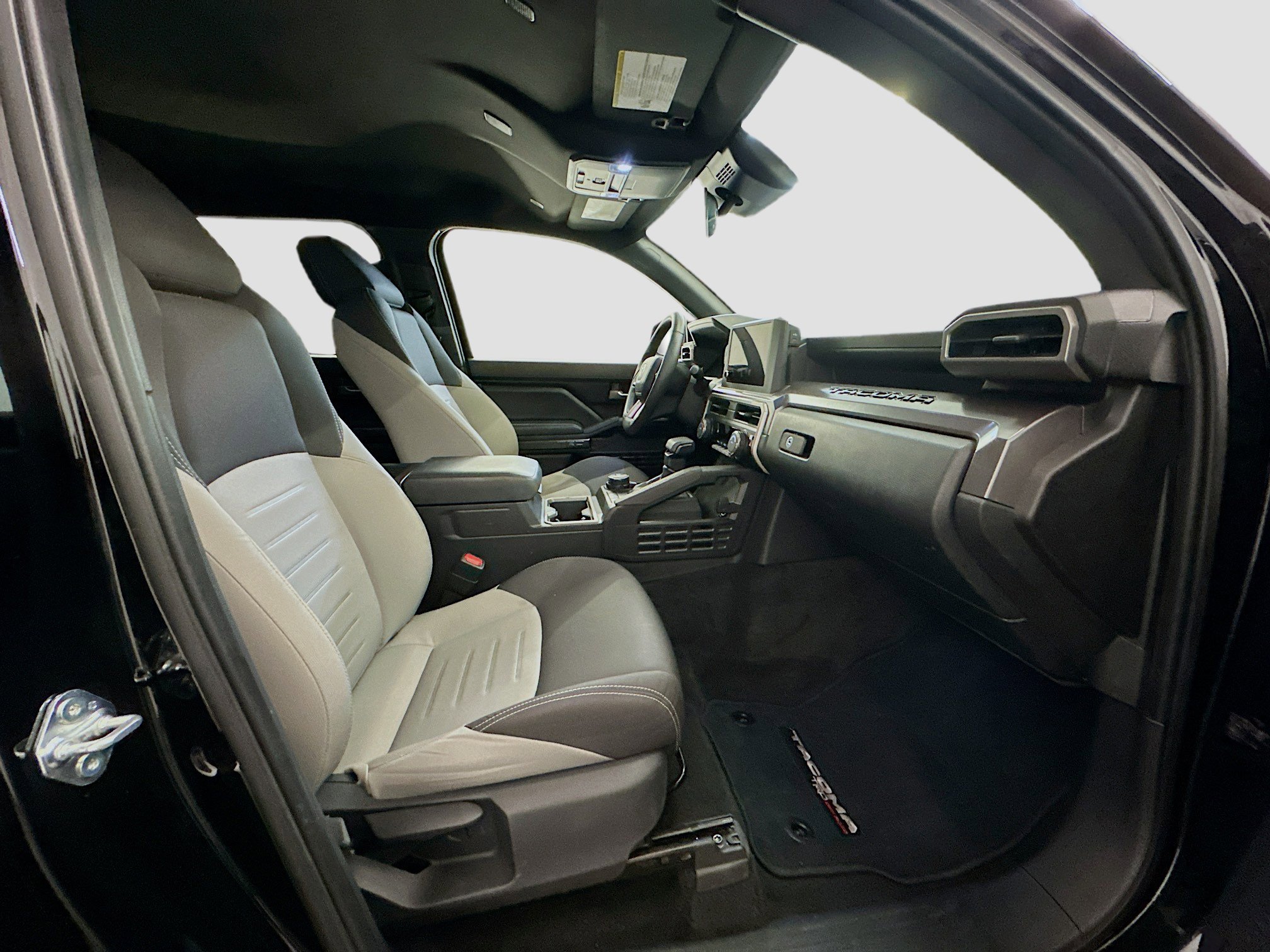 Used 2025 Toyota Tacoma TRD Off-Road image 32